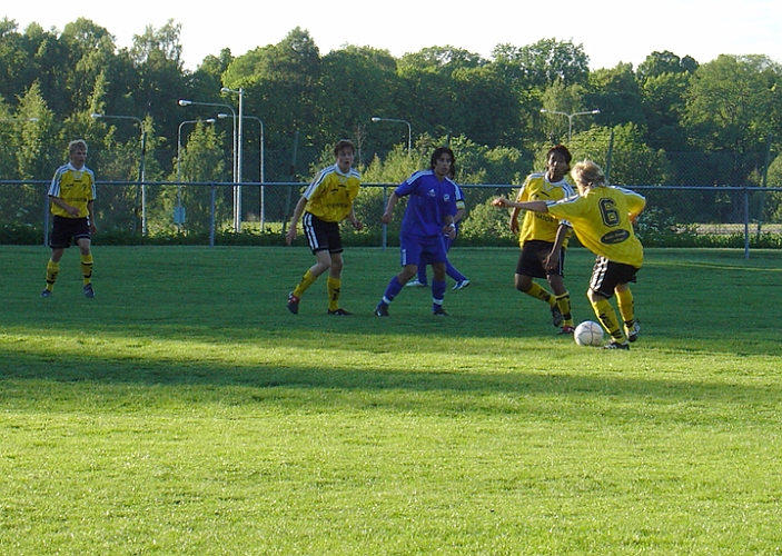 2004_0608_09.jpg - Södras nr.6 Nicke Johansson möter ett uppspel från sina försvarsspelare.